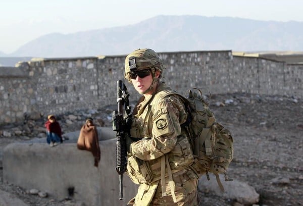 Hạ sĩ nghiệp vụ Erica Taliaferro trong buổi tuần tra tại quận Pachir wa Agam tỉnh Nangarhar, phía tây Afghanistan.